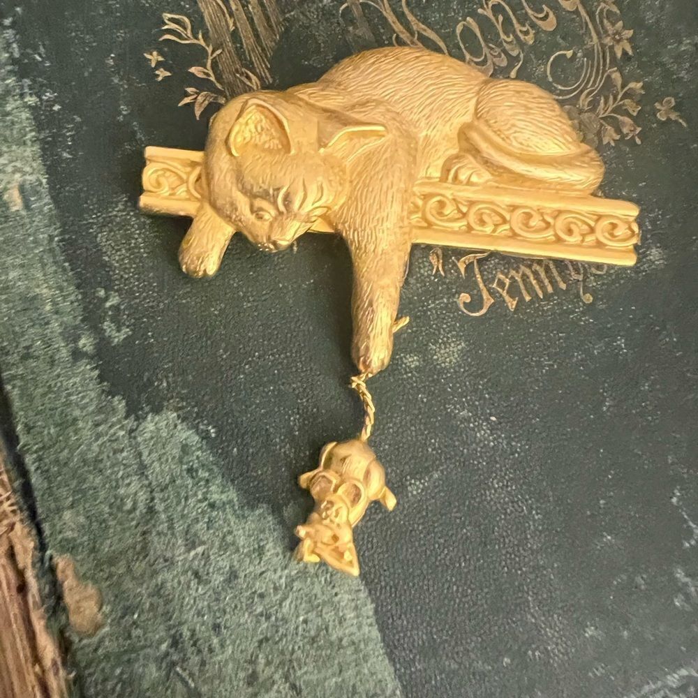 Vintage Gold Tone Cat and Mouse dangle JJ women’s Brooch/pin Jewelry. EUC. - Picture 2 of 6